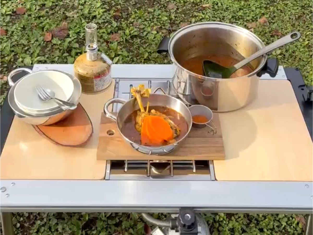 大自然の中で食べるスープカレーはこれまた絶品。<br>今年は「キャンプでスープカレー」！ - とらのいスパイスオンラインストア｜北海道から絶品スパイスカレーのスパイスキットをお届け