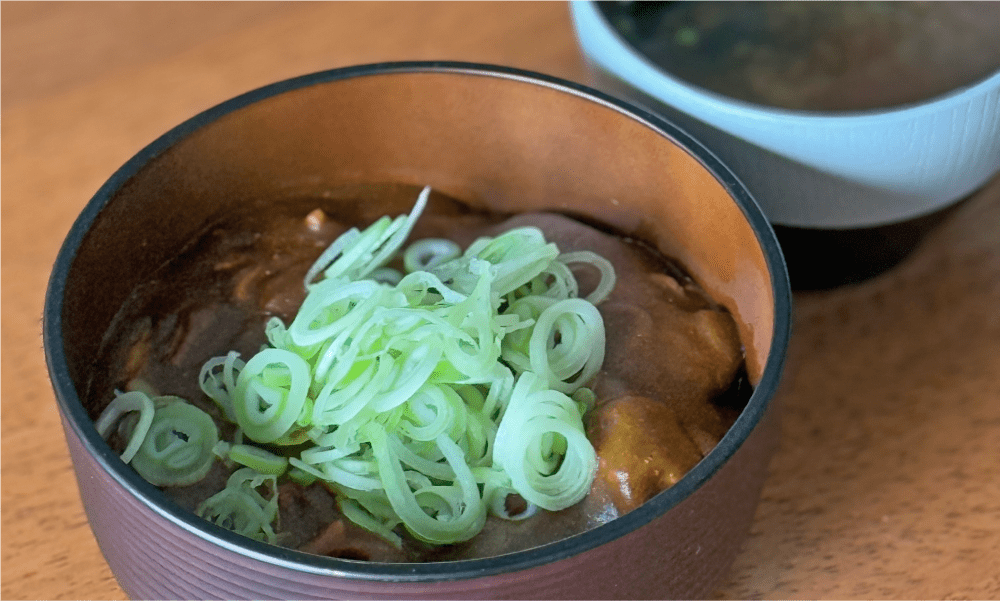 ネギが主役！秋に食べたいカレー丼【特製ルーカレースパイスキット】 - とらのいスパイス オンラインストア