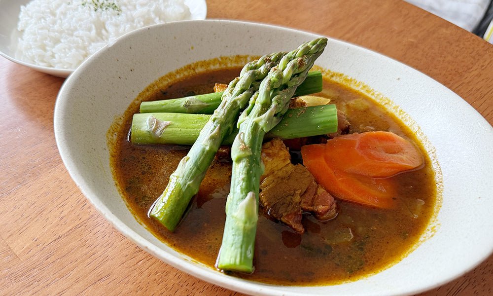 じゅわ！サク！ベーコンとアスパラの絶品スープカレー - とらのいスパイスオンラインストア｜北海道から絶品スパイスカレーのスパイスキットをお届け